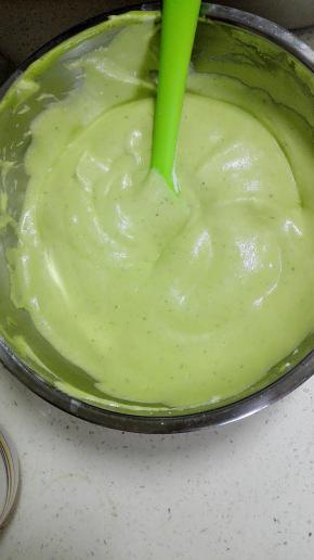 将拌好的蛋黄糊全部倒入蛋白霜盆中，继续翻拌均匀