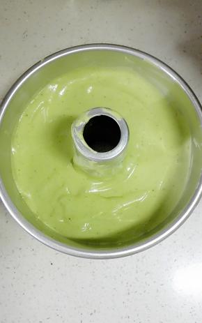 烤箱150度预热，
将拌好的蛋糕糊从10cm的高度倒入中空模具中，用刮刀抹平，提起模具在桌面振三下