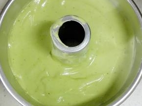 烤箱150度预热，
将拌好的蛋糕糊从10cm的高度倒入中空模具中，用刮刀抹平，提起模具在桌面振三下