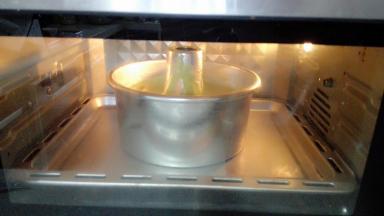 将模具放入预热好的烤箱中，中下层，上下火，150度，50分钟