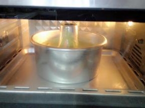 将模具放入预热好的烤箱中，中下层，上下火，150度，50分钟