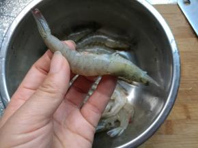 先来处理虾。用剪刀剪去虾脚，虾须。