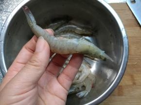 先来处理虾。用剪刀剪去虾脚，虾须。