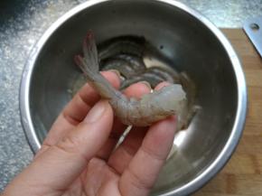 去掉虾线，虾头，（虾头留下备用）剥去虾壳，保留虾尾。