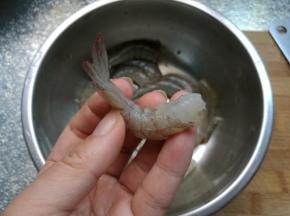 去掉虾线，虾头，（虾头留下备用）剥去虾壳，保留虾尾。