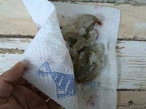 用厨房纸巾吸去水分。