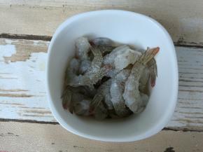 放小碗内，加入盐少许、料酒10克，抓匀腌制5分钟。