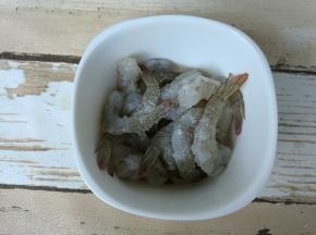 放小碗内，加入盐少许、料酒10克，抓匀腌制5分钟。