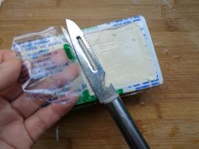 豆腐从盒子中取出。