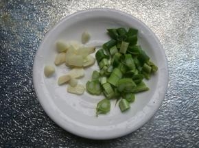 准备葱蒜。