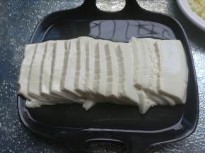 取出豆腐，会有些汤，把汤水倒进锅里。