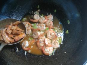 捡出虾头不要。