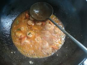 加入1勺白糖，薄薄勾一点芡汁，稍微有点浓稠就好。