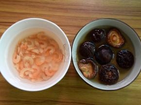 虾米、香菇提前浸泡
