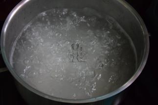 大米淘洗，先放锅里煮粥