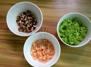 煮粥的同时，虾米、香菇、芹菜分别切粒