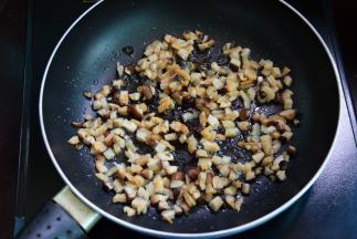 热油锅，放入虾米和香菇略炒