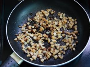 热油锅，放入虾米和香菇略炒