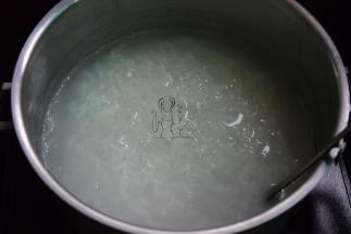 煮粥时搅拌搅拌，煮至稠度合适