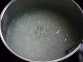 煮粥时搅拌搅拌，煮至稠度合适