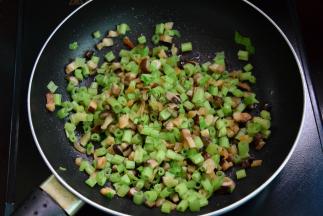 加入芹菜粒炒匀