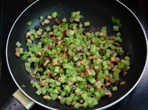 加入芹菜粒炒匀