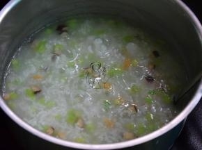 倒入炒过芹菜虾米等再稍煮一会儿加盐调味就可以了