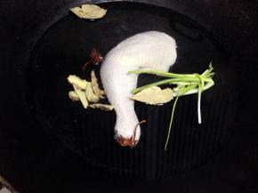 鸡腿和姜片、葱、八角、香叶冷水下锅，大火煮开转小火煮15-20分钟