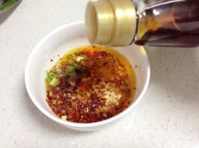 把香味炸出来，加入红油、生抽、蚝油、醋、盐搅拌均匀。