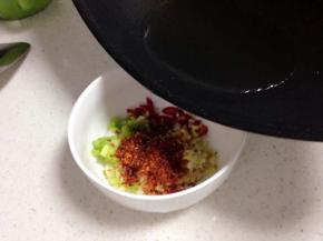 把大蒜、姜、剁成末，葱切小段，加些辣椒粉，放入碗内淋上热油