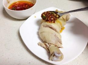 将冷却后的鸡腿捞出切块，摆在盘里，浇上料汁即可