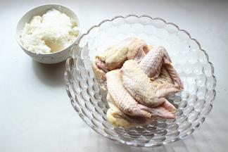 准备好材料，一碗剩米饭是必备。