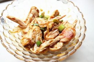 鸡翅充分按摩一下，腌制2小时以上充分入味。