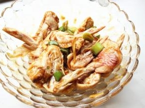 鸡翅充分按摩一下，腌制2小时以上充分入味。