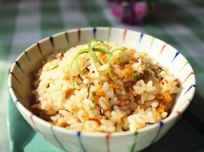 剩米饭按照自己的口味炒熟成炒饭。