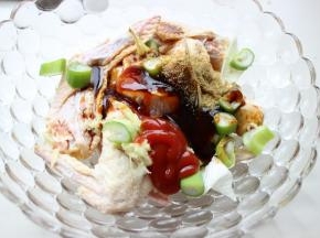 加入蚝油、番茄酱、生抽、五香粉、蜂蜜灯调料。
