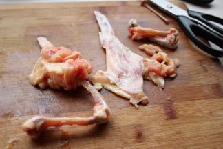 开始给鸡翅剔骨，剔掉翅根和翅中部分的骨头，小心不要把鸡皮弄破。