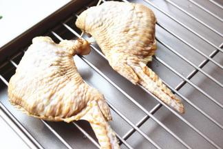 装好的烤翅放在烤架上。