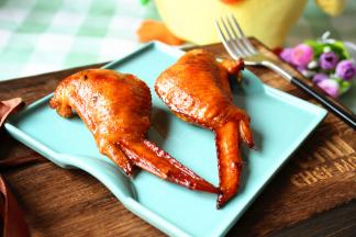 剩余5分钟的时候再拿出来刷一遍蜂蜜水，翻面再烤5分钟，至表面红亮。