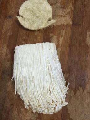 金针菇切去根部，清洗干净备用！