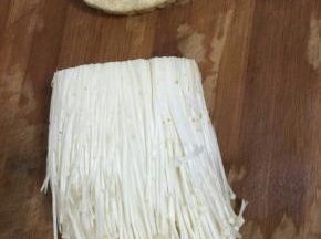 金针菇切去根部，清洗干净备用！