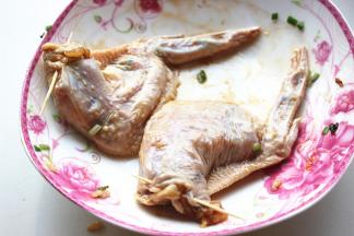 炒饭不要装太满，因为烤熟后鸡翅会缩。