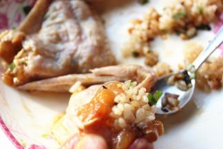 炒好的米饭装入鸡翅内。