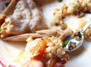 炒好的米饭装入鸡翅内。