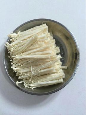 把清洗干净的金针菇撕成小朵备用！