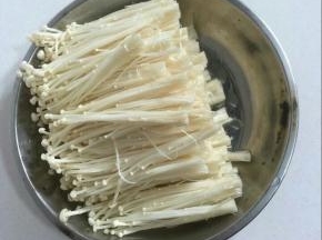 把清洗干净的金针菇撕成小朵备用！