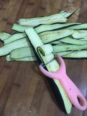 茄子清洗干净后用削皮刀把茄子削成薄片备用！（要选那种嫩嫩的茄子，不要里面的籽老了的茄子，要不然影响口感！）
