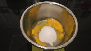 全蛋＋蛋黄＋砂糖，打发至发白