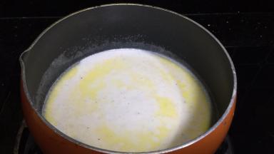 牛奶＋黄油＋香草荚＋盐小火烧开