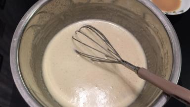 将香草荚取出，用小刀刮出香草荚籽，放入牛奶中。将牛奶混合物倒入打发好的蛋液，拌匀